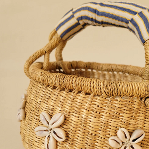 Mini basket in raffia and shells